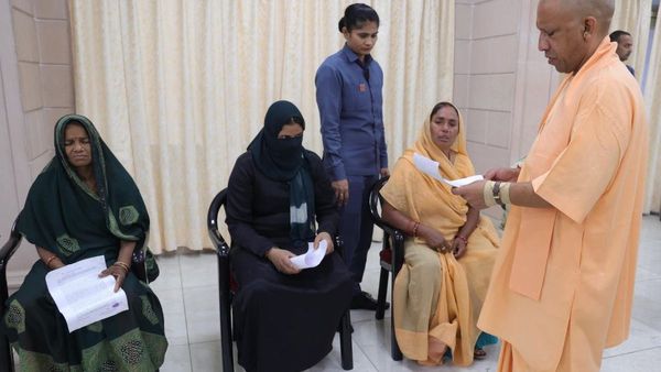 'आप की समस्या नहीं यह हमारी...', जनता दरबार में जब मुस्लिम महिला से बोले CM Yogi