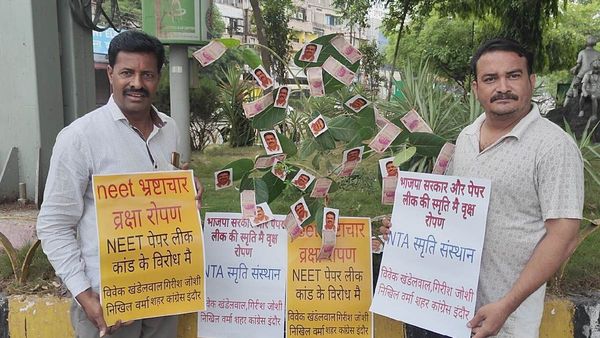 Indore में लगा भ्रष्टाचार का पेड़, पत्ती की जगह नोट और फूल की जगह लगे शिक्षा मंत्री के फोटो