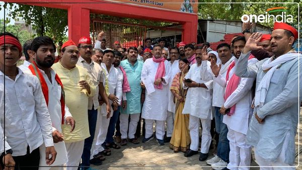 NEET परीक्षा में अनियमितताओं को लेकर वाराणसी में SP नेताओं का प्रदर्शन, सरकार और NTA के खिलाफ की नारेबाजी