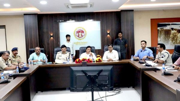 रीवा में डिप्टी सीएम राजेंद्र शुक्ल ने कानून व्यवस्था की समीक्षा, नशीले पदार्थों पर अंकुश लगाने के दिए निर्देश