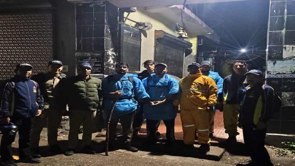 Uttarakhand news: बारिश और अंधेरे से ट्रैकिंग पर फंसे चार ट्रैकर,मोबाइल सिग्नल से एसडीआरएफ ने ऐसे बचाया