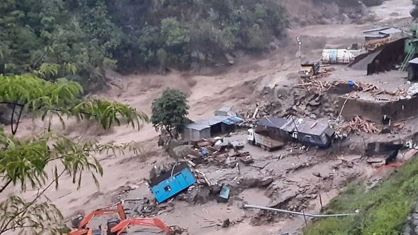 Sikkim Rain Landslides: सिक्किम में फंसे 2000 पर्यटक, राजस्‍थान के 15 लोगों को सुरक्षित स्‍थान पर पहुंचाया