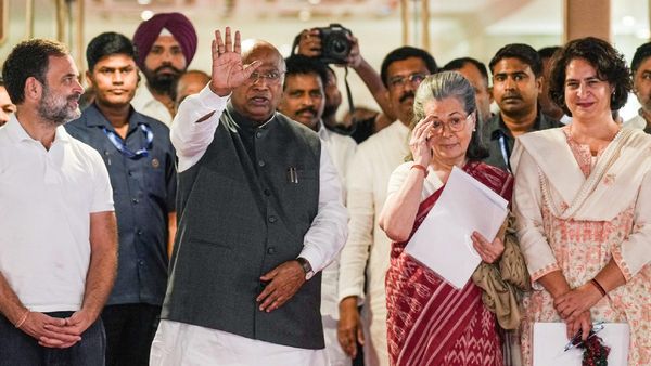 Lok Sabha Chunav: सोनिया गांधी सर्वसम्मति से कांग्रेस संसदीय दल की अध्यक्ष न‍ियुक्‍त