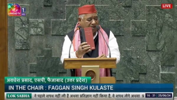 फैजाबाद MP अवधेश प्रसाद के शपथ के दौरान बदला गया सदन का पूरा माहौल, सपा सांसद लिया ने इन-इन लोगों का नाम