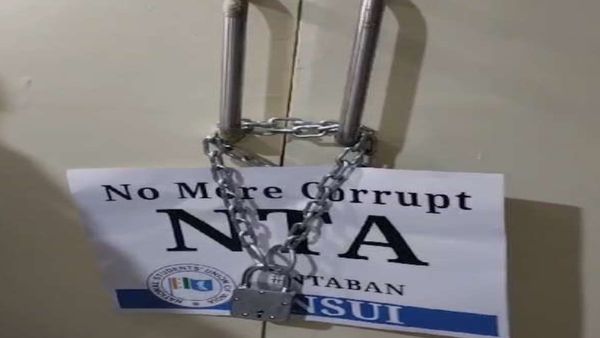 NEET पेपर लीक को लेकर NSUI के छात्रों का जोरदार प्रदर्शन, NTA कार्यालय के भीतर घुसे छात्र