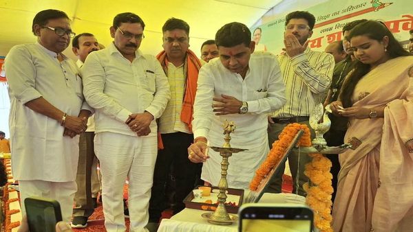 Chhattisgarh News: राजस्व मंत्री टंकराम वर्मा शाला प्रवेश उत्सव में हुए शामिल, बच्चों का किया अभिनंदन