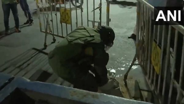 पश्चिम बंगाल में भाजपा मुख्यालय के बाहर संदिग्ध बम जैसी चीज मिलने से हड़कंप, सर्च ऑपरेशन जारी