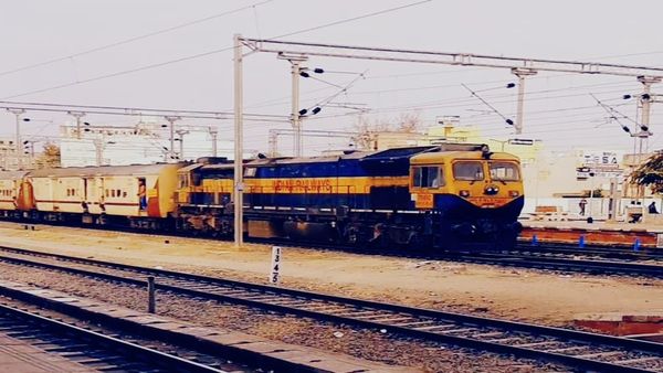 Jabalpur News: रेलकर्मी ने परिवार के साथ की आत्महत्या, पत्नी और दो बेटियों के साथ ट्रेन के सामने दी जान