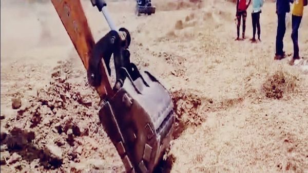 Rewa News: नईगढ़ी तहसील में स्थित ग्राम गढ़वा के 30 फीट गहरे बोरवेल में गिरा बकरा, सुरक्षित निकाला बाहर