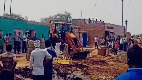 मुरैना में गोवंश की हत्या के विरोध में बड़ी कार्रवाई, आरोपियों के घर पर चला बुलडोजर, छह लोग गिरफ्तार