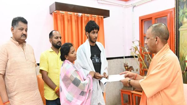 कुवैत में हुए अग्नि हादसे में मृत गोरखपुर के दो कामगारों के परिजन को दी 5-5 लाख रुपये की आर्थिक सहायता