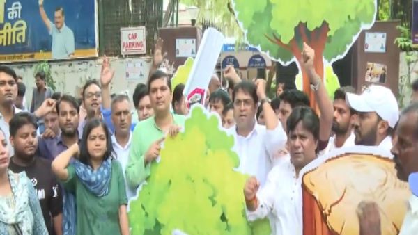 दिल्ली के रिज इलाके में कथित पेड़ कटाई के खिलाफ आप ने किया विरोध प्रदर्शन