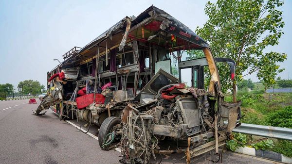 Lucknow-Agra Expressway पर भीषण सड़क हादसा, डबल डेकर बस के उड़े परखच्चे, 18 की मौत 30 घायल