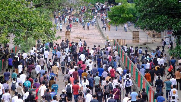 Bangladesh Job Quota Protest: नौकरी में आरक्षण पर SC का फैसला आज, पुलिस को Shoot at Sight का आदेश मिला