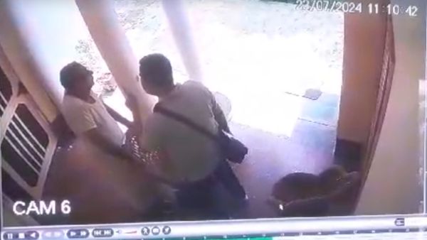 Bijnor: डॉक्टर ने बुजुर्ग को मारे घूंसे और थप्पड़, घर में घुसकर की गाली गलौच, CCTV में कैद हुई घटना