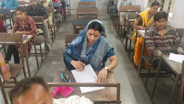पहले कॉलेज का उद्घाटन किया, फिर एग्जाम हॉल में परीक्षा देने बैठ गईं बीजेपी विधायक, चारों तरफ हो रही चर्चा