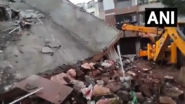 Navi Mumbai Building Collapses: नवी मुंबई में 10 साल पुरानी 3 मंजिला इमारत ढही, मलबे में कई दबे!