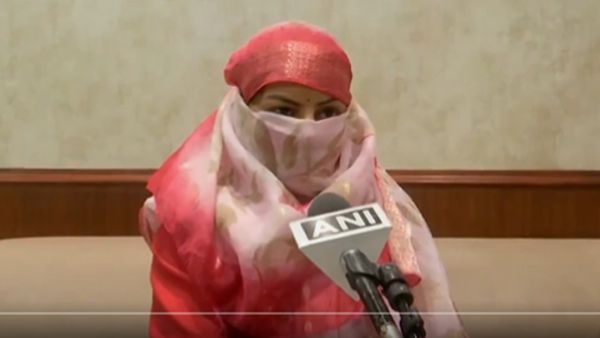 जयपुर एयरपोर्ट पर CISF के ASI ने मुझसे पूछा-'एक रात की क्‍या रेट लोगी? फिर ये हुआ, देखें VIDEO