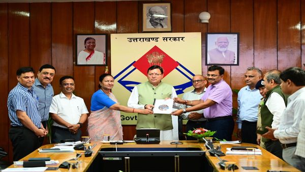 Uttarakhand News: सीएम धामी को एसीएस ने सौंपी रिपोर्ट, चारधाम यात्रा और मेलों की व्यवस्थाओं का दिया ब्यौरा