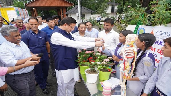 Uttarakhand News: सीएम धामी ने दी छात्र-छात्राओं को सौगात, लैब ऑन व्हील्स के तहत दी चार मोबाइल साइंस लैब
