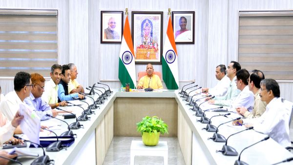 UP News: सीएम योगी ने लोक निर्माण विभाग की परियोजनाओं की समीक्षा बैठक ली, अधिकारियों को दिए यह निर्देश