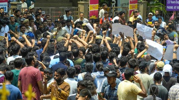 दिल्ली में निर्भया कांड के बाद एक बार फिर एकजुट हुई छात्र शक्ति, पूछ रहे-आखिर क्यों सो रही थी सरकार?