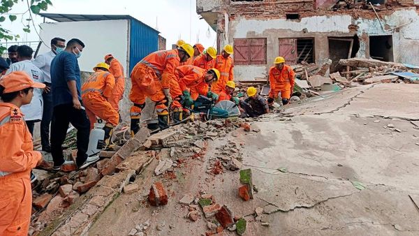 सूरत के बाद झारखंड के देवघर में घर गिरा, 10-12 लोग फंसे, 2 की हालत गंभीर
