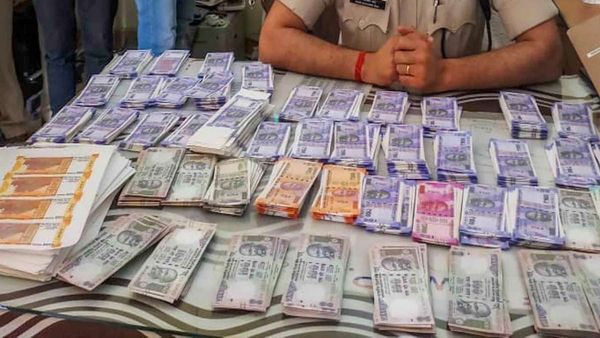 वेब सीरीज 'फर्जी' देखकर लगाया शैतानी दिमाग, घर में शुरू कर दिया 100-500 के नकली नोट छापना