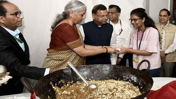 Halwa Ceremony: 'लॉक' हुए वित्त मंत्रालय के दरवाजे! बजट की तैयारी से पहले वित्त मंत्री ने कराया मुंह मीठा