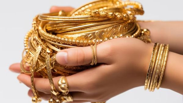 Gold-Silver Price Today: सोने की कीमत में गिरावट, चांदी भी फिसली.. चेक करें गोल्ड-सिल्वर के ताजा दाम 