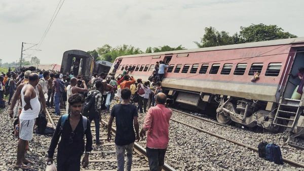 Kavach System: रेल दुर्घटनाओं को रोकने वाला क्या है कवच सिस्टम? जानिए कैसे करता है काम