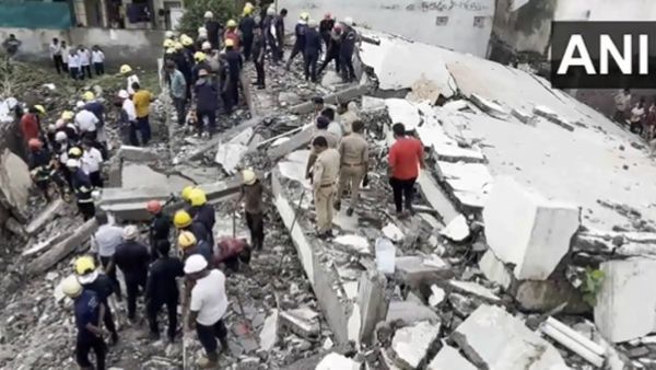 Gujarat: सूरत में ताश के पत्तों की तरह भरभराकर ढही 6 मंजिला इमारत, कई लोगों के फंसने की आशंका