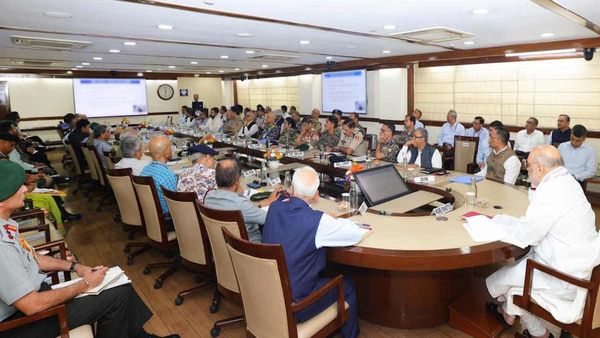 गृह मंत्री अमित शाह की IB अधिकारियों के साथ हाई लेवल मीटिंग, इन बड़े मुद्दों पर हुई चर्चा