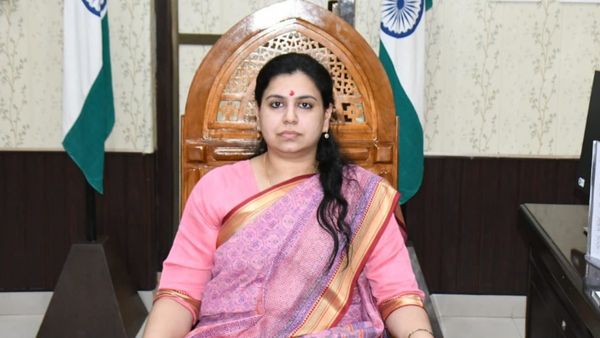 देवरिया की DM दिव्या मित्तल फिर आई चर्चाओं में, जानिए कौन हैं वो..और क्या है पूरा मामला