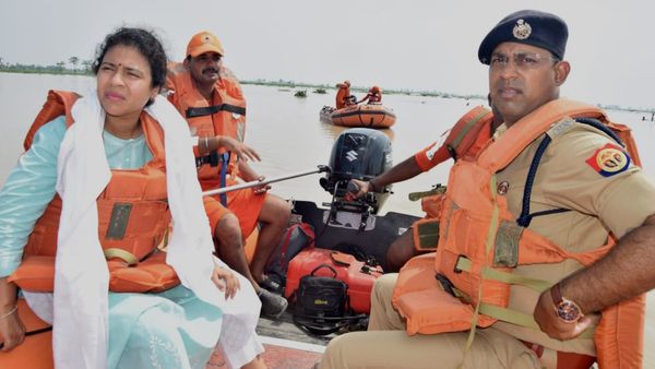 Durga Shakti Nagpal: लखीमपुर खीरी में लोगों की जान बचाने पानी में उतरीं DM दुर्गा शक्ति नागपाल, देखें VIDEO