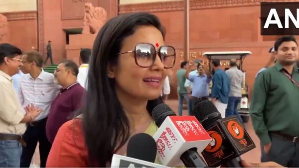 सुप्रीम कोर्ट में समाप्त हुआ नेमप्लेट विवाद, याचिकाकर्ता महुआ मोइत्रा ने दी यह प्रतिक्रिया