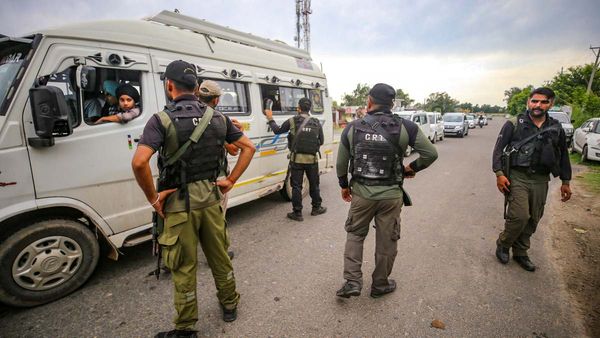 जम्मू-कश्मीर: आतंकियों की LoC में घुसपैठ की कोशिश नाकाम, पुंछ के बट्टाल सेक्टर फायरिंग में एक जवान घायल