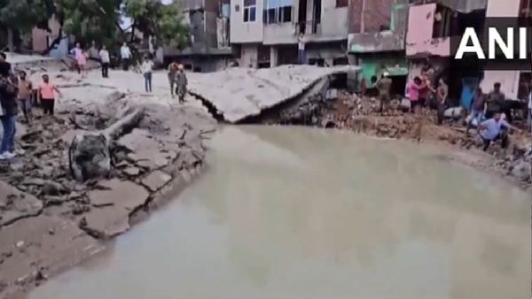 मथुरा में तेज बारिश से भरभराकर गिरी 3 साल पहले बनी पानी की बड़ी टंकी, 2 की मौत,10 घायल