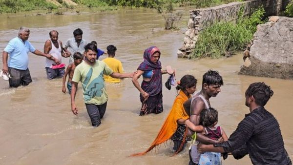 दिल्‍ली: मुनक नहर टूटने से बवाना में आई भयंकर बाढ़, पानी में डूबे घर, जनजीवन हुआ प्रभावित