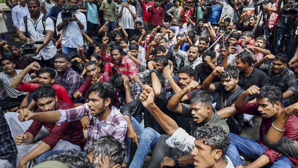 NEET-UG Paper Leak: मास्टरमाइंड और 2 सॉल्वर MBBS छात्र गिरफ्तार, अब तक 21 दबोचे गए