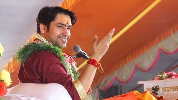 'वोट भले लो, लेकिन ध्यान भी दो...', MP के नेताओं को बागेश्वर सरकार की नसीहत