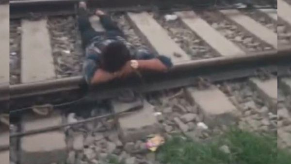 प्रेमिका से रूठे तो मौत पर आया प्यार, ट्रेन की पटरी पर लेट गया प्रेमी, फिर हुआ कुछ ऐसा