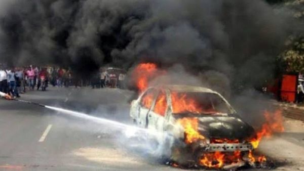 Uttar Pradesh News: बुलंदशहर में चलती कार में लगी आग, नौ झुलसे