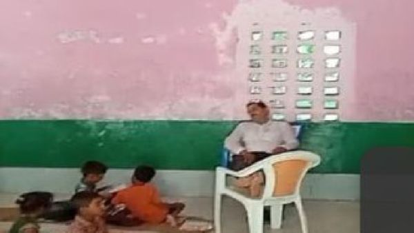 UP:स्कूल टाइम में शिक्षक ने फरमाया आराम, बच्चों के सामने कुर्सी पर फैलाया पैर और ली गहरी नींद, फिर हुआ कुछ ऐसा