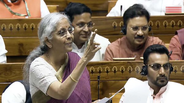 '15 साल पहले बजट में 26 राज्यों का जिक्र ना होना दुर्भाग्यपूर्ण', वित्त मंत्री ने विपक्ष को दिलाई 2009 की याद