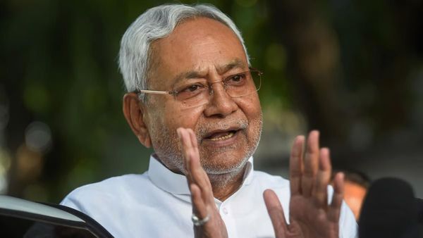Big Breaking Bihar: CM नीतीश कुमार बारिश में अचानक पहुंचे राजभवन, सियासी चर्चाओं का बाज़ार गर्म