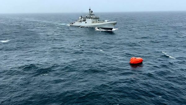 ओमान के तट पर तेल टैंकर पलटा, नौसेना ने चालक दल के 8 भारतीयों समेत 9 को बचाया