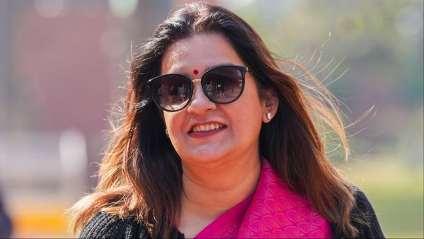 'नशे में हैं और कॉन्फिडेंट भी', सांसद प्रियंका चतुर्वेदी के TV डिबेट वीडियो पर मचा हंगामा, आखिर क्या हुआ विवाद