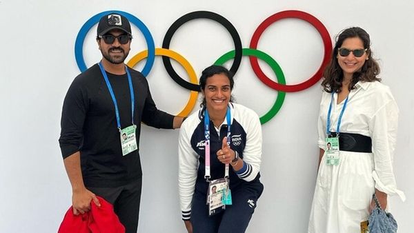 'PV Sindhu हैं असली रॉकस्टार', पत्नी उपासना के साथ राम चरण ने किया ओलंपिक विलेज का टूर