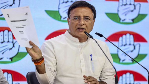 रिचार्ज की बढ़ी कीमतों पर बवाल, मोदी सरकार पर गंभीर आरोप, कांग्रेस ने पूछे 5 सवाल, TRAI भी निशाने पर